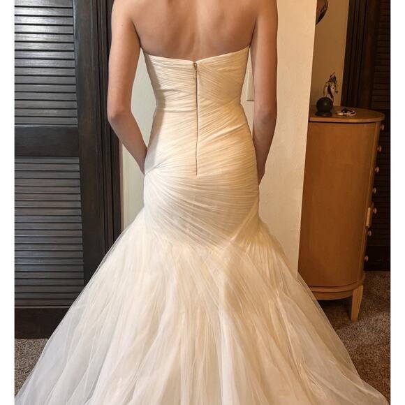 Monique Lhuillier Wedding Dress – Ivory Tulle Mermaid Gown –00 - Picture 3 of 16